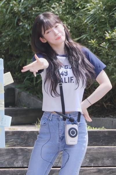 清純なジーンズ Tシャツ OH MY GIRL アリン