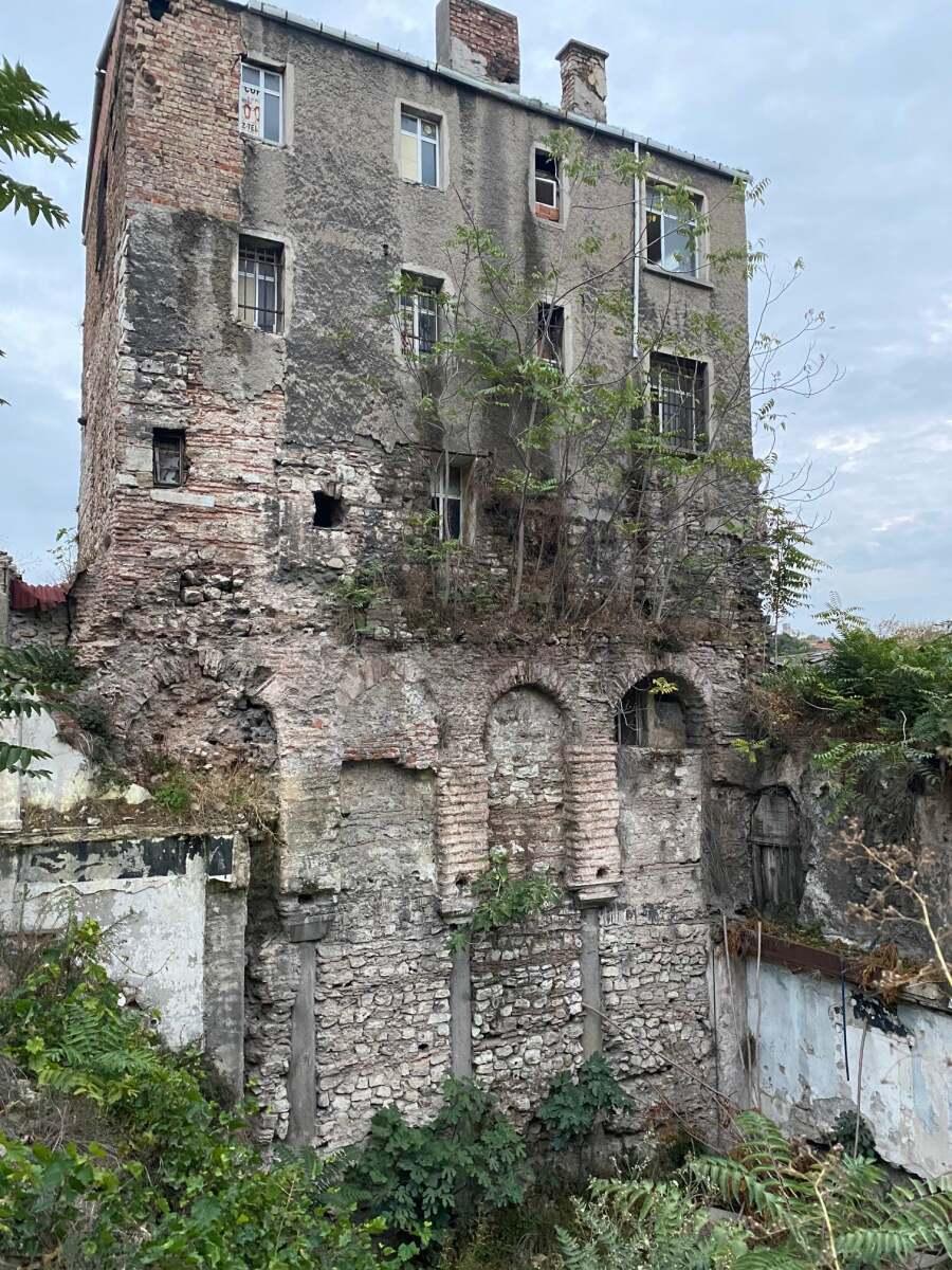 一つの建物に三階の歴史jpg