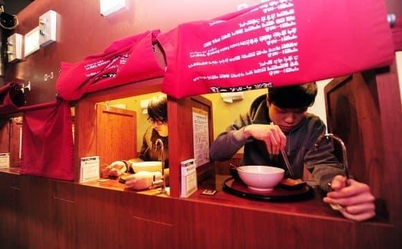 日本の食堂の仕切りに対する外国人の反応