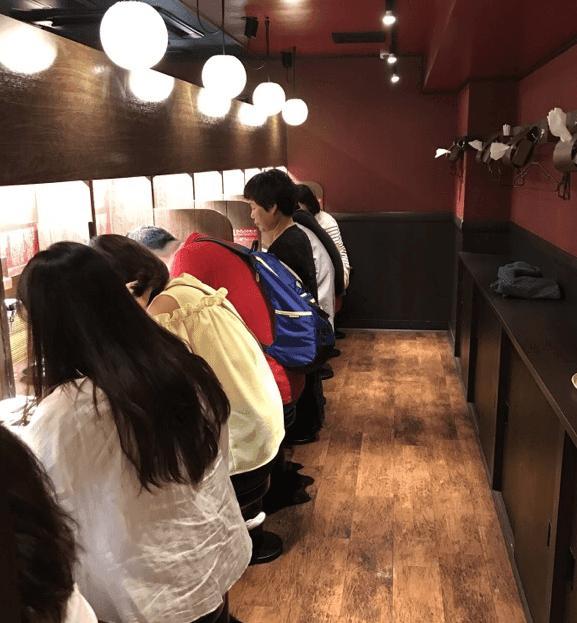日本の食堂の仕切りに対する外国人の反応