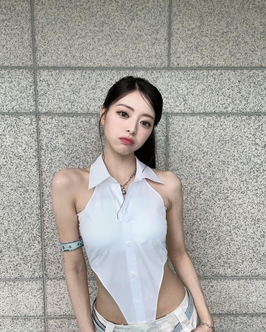 고정을 어떻게 했을지 궁금한 ITZY 유나 의상