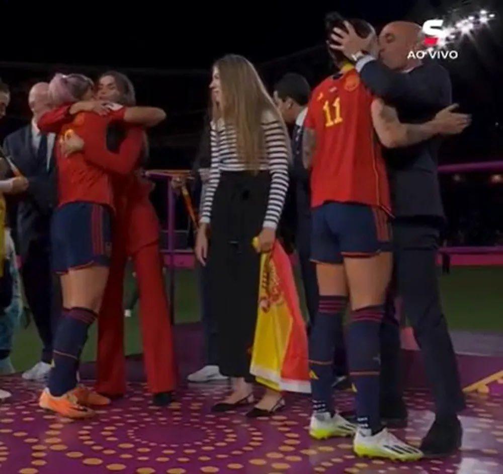 スペインサッカー協会会長は女子ワールドカップ決勝授賞式中、スペイン女子サッカー選手にいきなりキスをする
