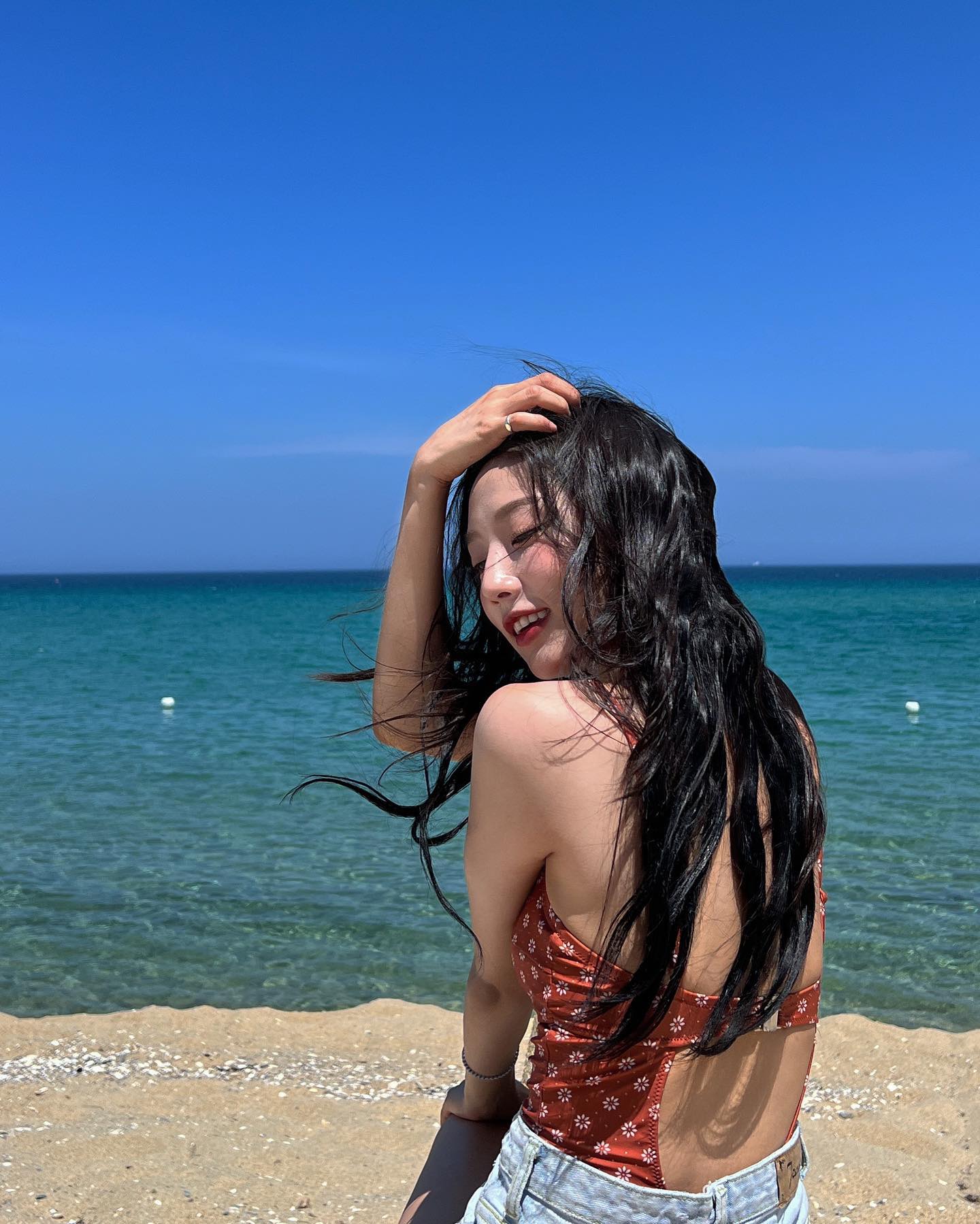 해변에서 꽃무늬 수영복 + 청핫팬츠 시원한 몸매 정예인