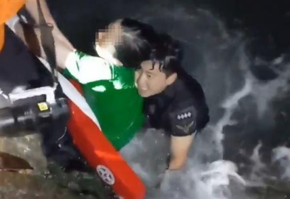 해양경찰관이 한밤 400ｍ 헤엄쳐 바다에 빠진 여성 구조 ㄷㄷㄷ