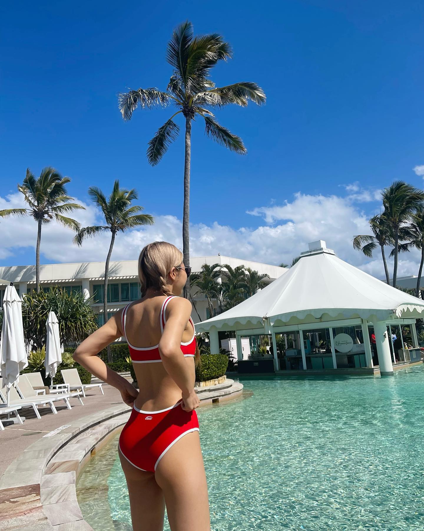 休養地のプールで赤いビキニを着たソラMAMOO - インスタ