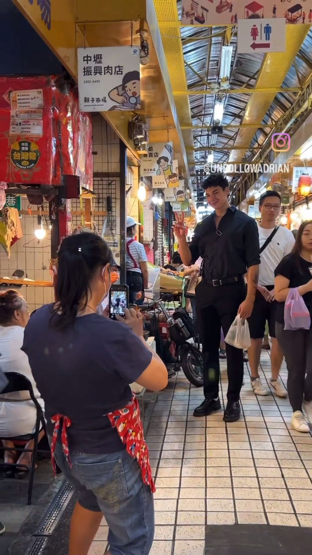 身長192cmの男性が街を歩いている時