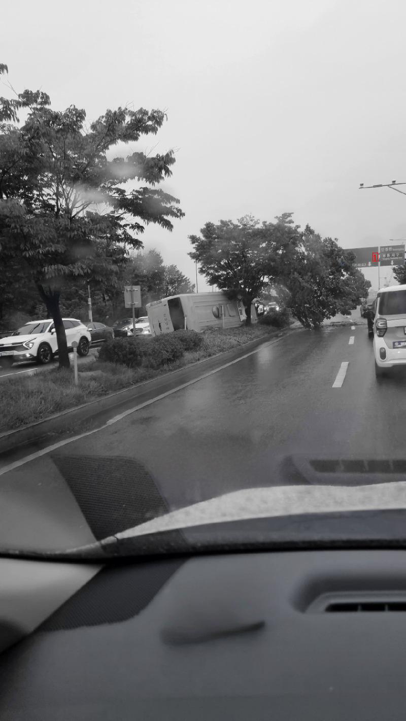 수원 빗길 교통사고 모습