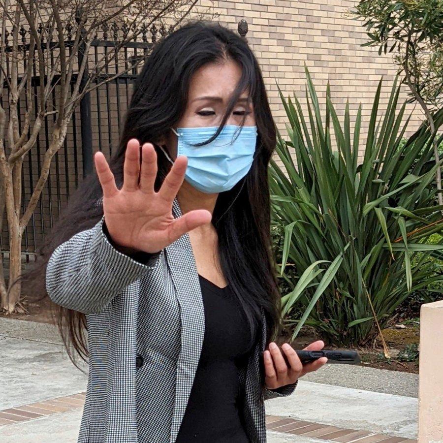 미국에서 세계 최고경영자들을 스토킹한 40대 한국여자 2명 체포