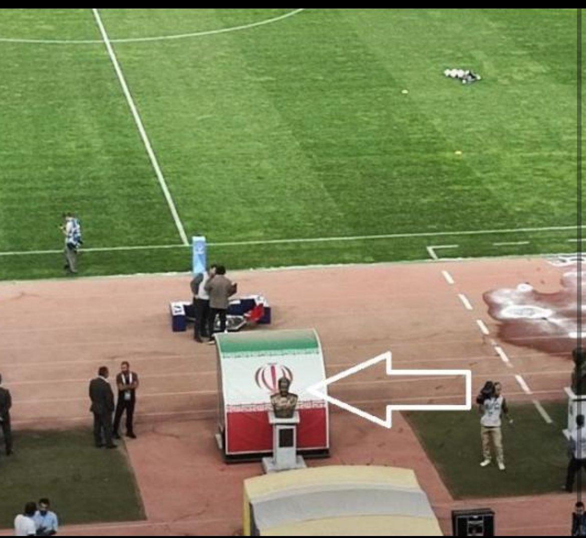 イランの競技場に銅像があるので競技中止jpg