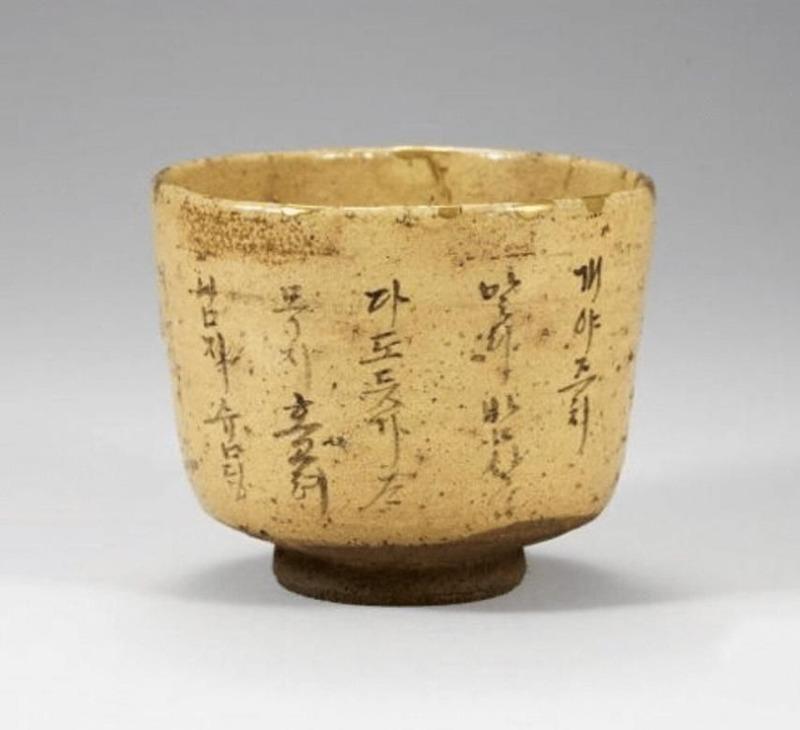 日本で作られたハングルが書かれたティーカップ