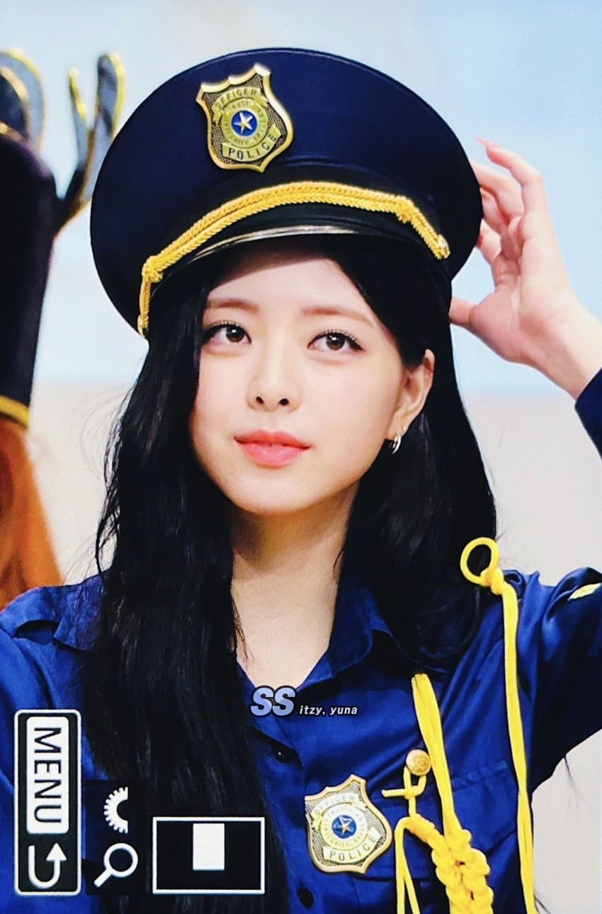 경찰관 ITZY 유나