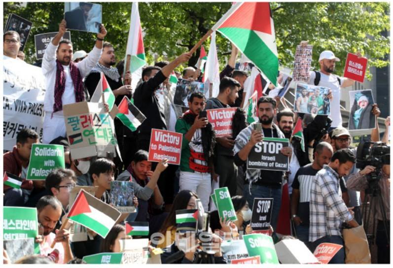 爆撃中止せよ··· 光化門に集まったパレスチナ支持者たち