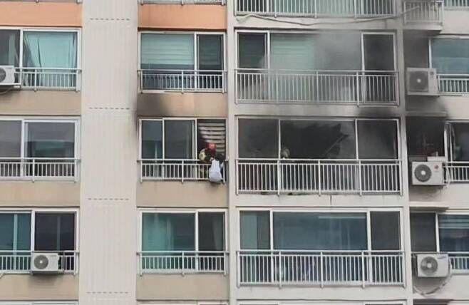 火災マンション11階の手すりにぶら下がっている女子生徒···京畿消防劇的救助