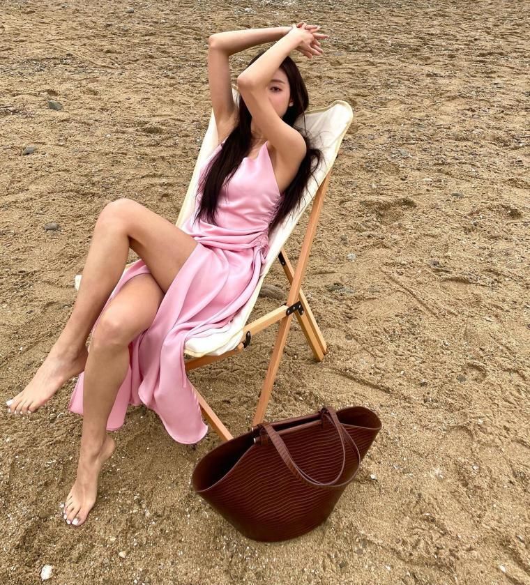 바닷가 썬베드에 앉은 핑크 끈원피스 오마이걸 유아 각선미