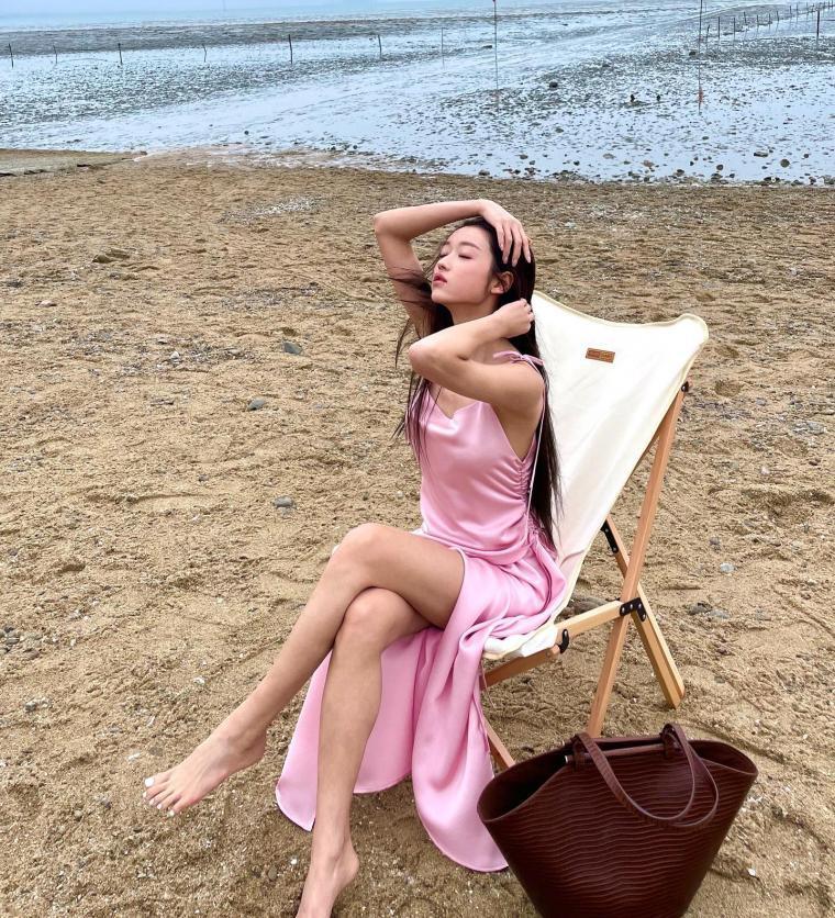 바닷가 썬베드에 앉은 핑크 끈원피스 오마이걸 유아 각선미