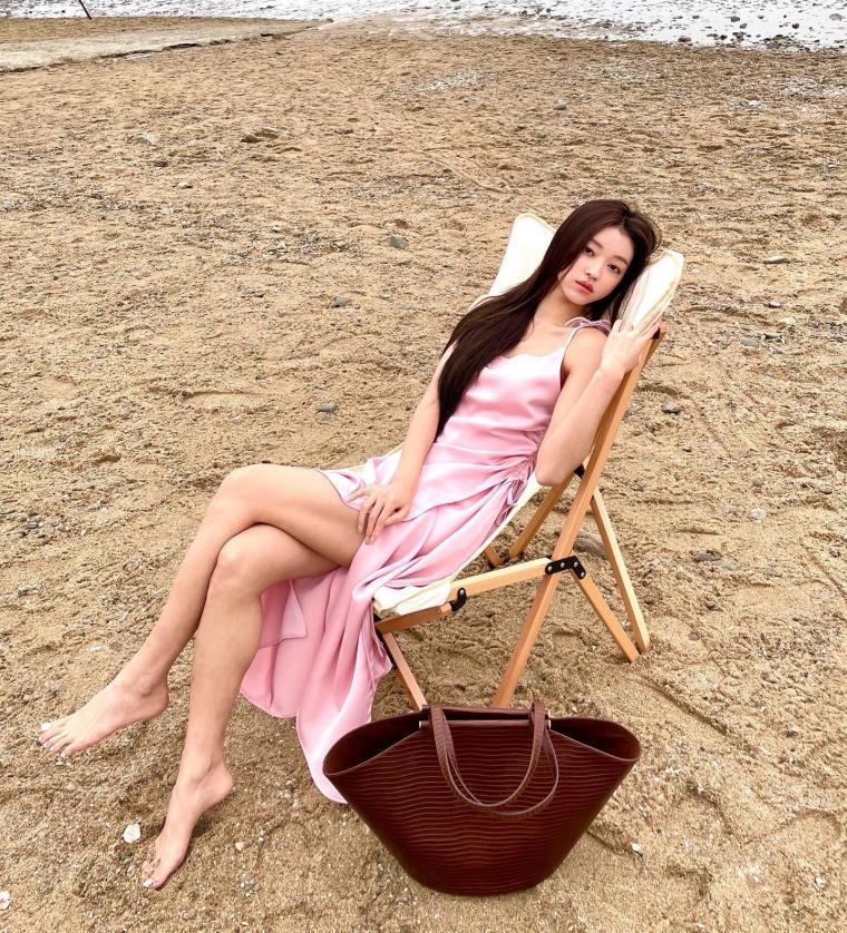 海辺のサンベッドに座ったピンクひもワンピースOH MY GIRL 幼児脚線美