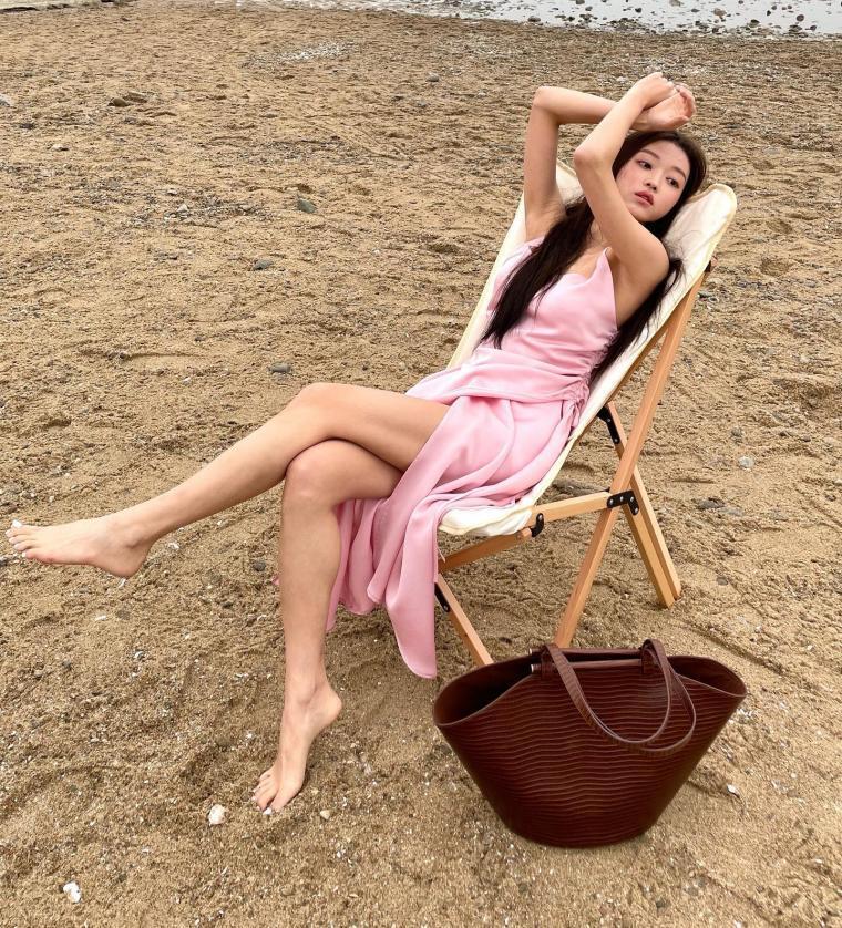海辺のサンベッドに座ったピンクひもワンピースOH MY GIRL 幼児脚線美