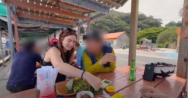 혐) 한국 스윗 중년에게 성추행 당한 25살 미국 여성 유튜버 ㄷㄷ