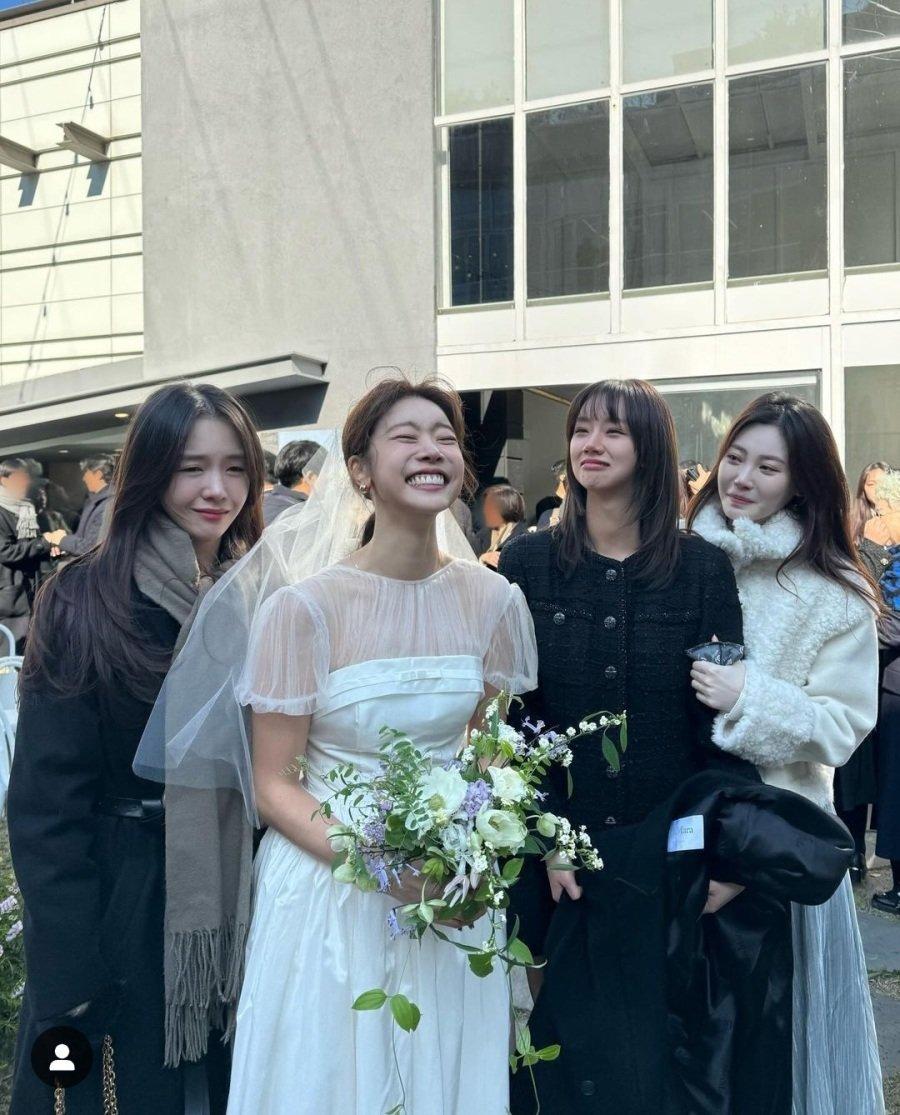 소진 결혼식에서 울먹이는 걸스데이 멤버들.jpg