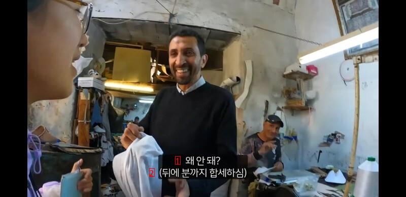 튀니지 여행 도중 신발이 찢어진 유튜버