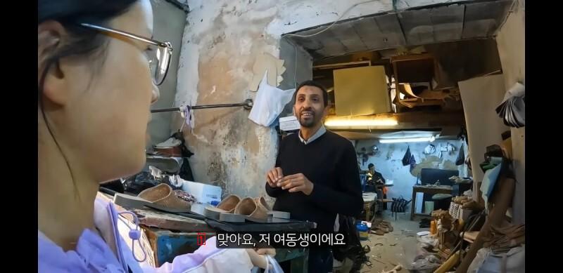 튀니지 여행 도중 신발이 찢어진 유튜버