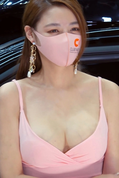 모델 인소희 핑크 원피스 가슴골 핏줄