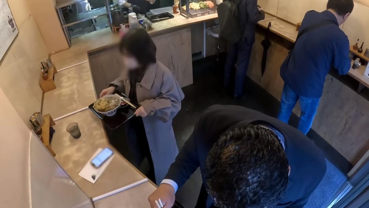 일본 직장인들이 출근길에 꼭 들른다는 서서먹는 소바집