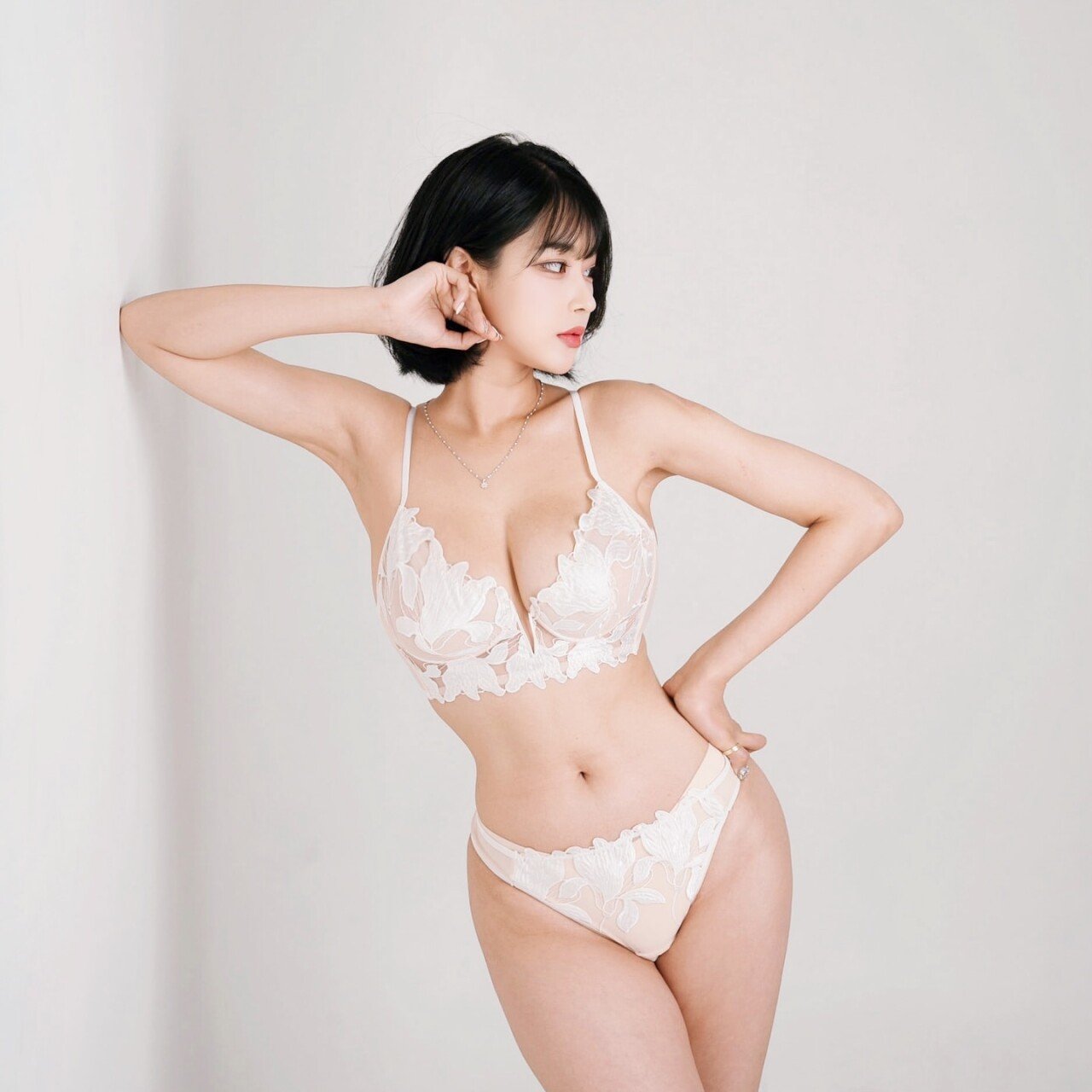 김갑주 하얀 레이스 브라팬티 가슴골 엄청난 몸매 - 인스타