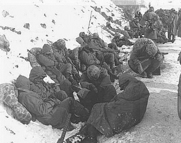 1950년 한국전쟁 장진호에서 얼어붙어 가는 미군 사진