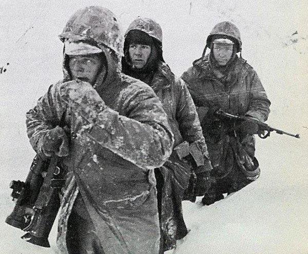 1950年、韓国戦争の長津湖で凍りつく米軍の写真
