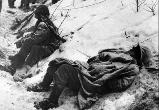 1950年、韓国戦争の長津湖で凍りつく米軍の写真