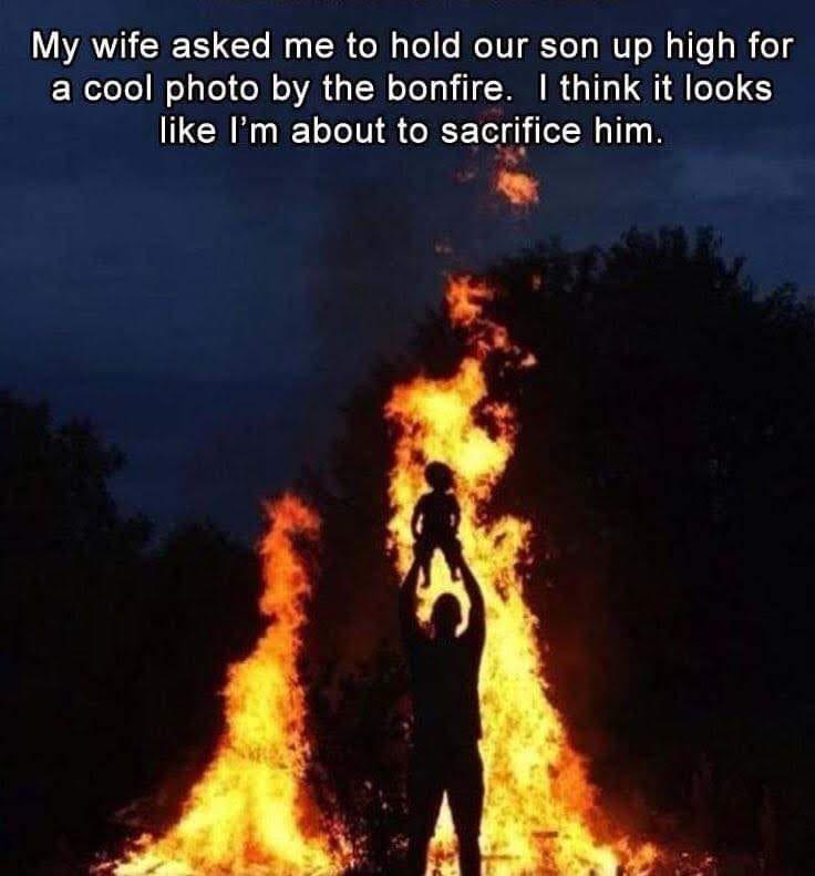아내가 모닥불 앞에 애기 들고 있는거 사진 찍어줬다