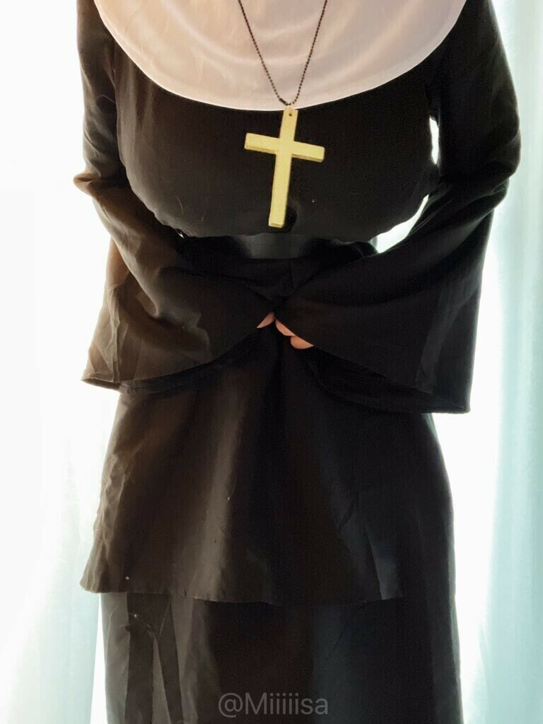 むき出しの敬虔な修道女