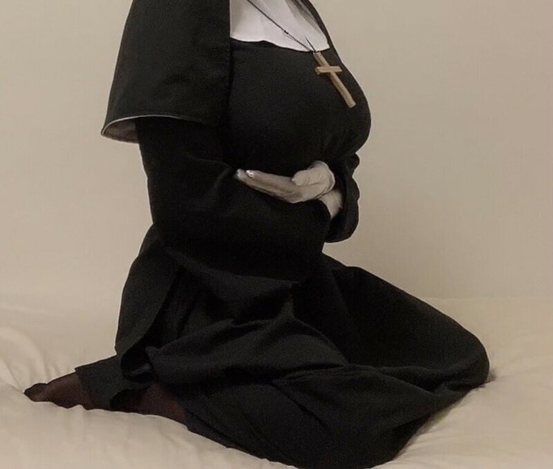むき出しの敬虔な修道女