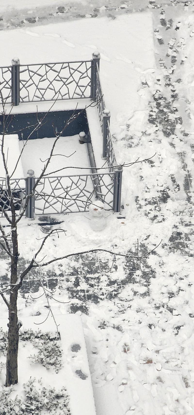 朝から雪だるまを作って13階で撮ってみました