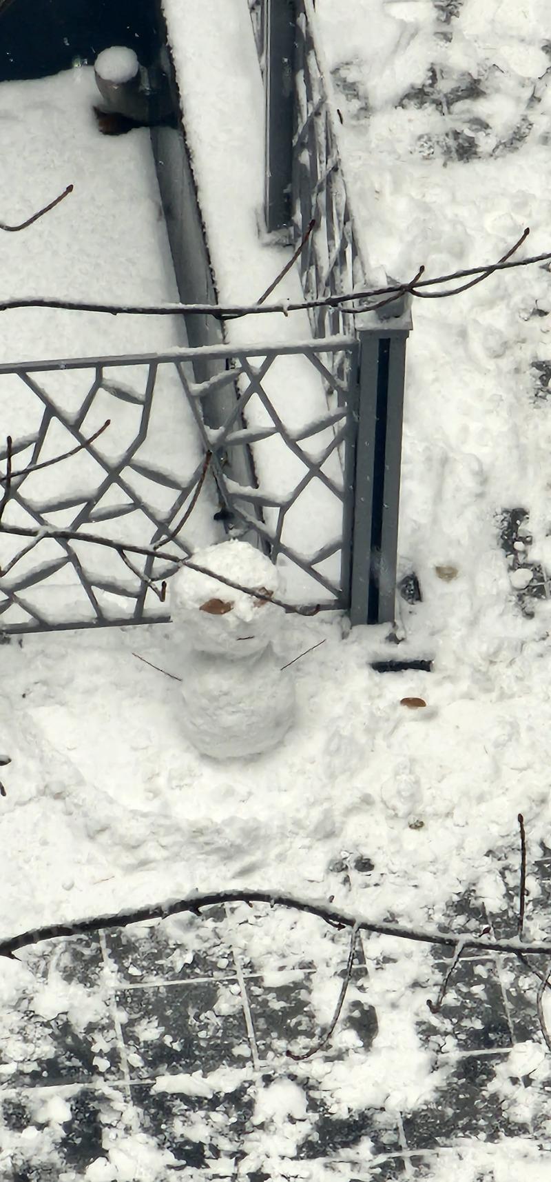 朝から雪だるまを作って13階で撮ってみました