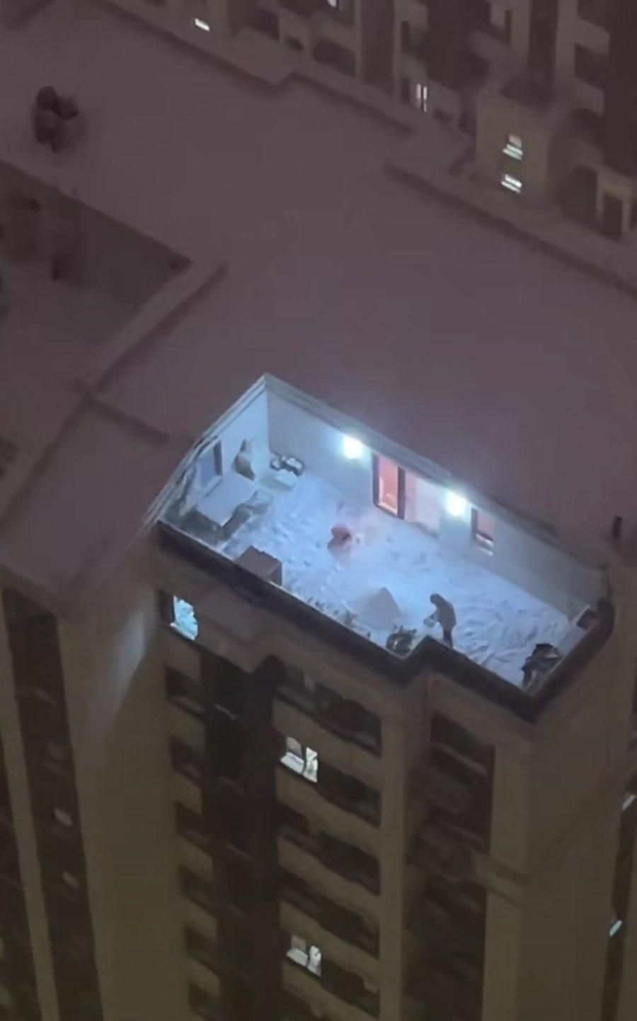 눈 오는날 어느 아파트 최상층 모습.jpg