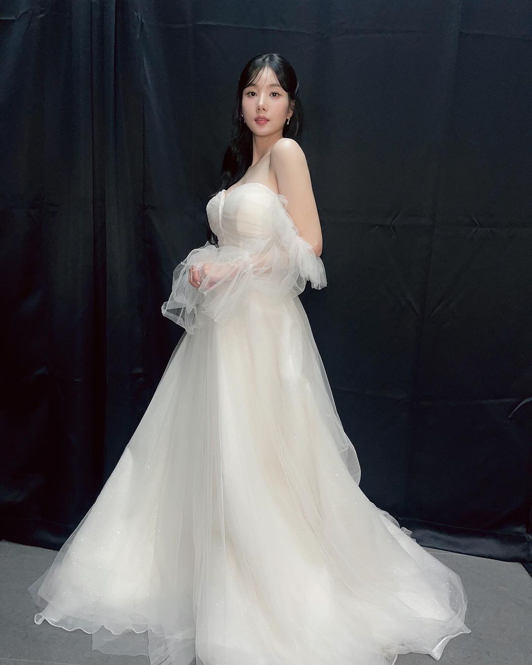 純白のドレスを着たクォン·ウンビインスタ