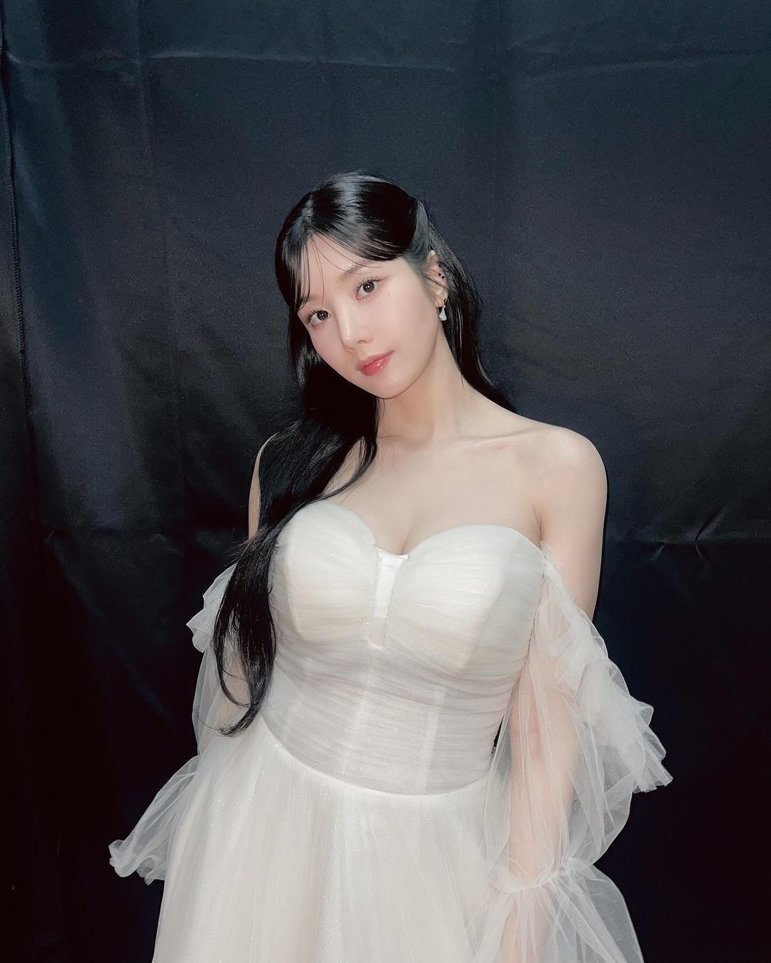純白のドレスを着たクォン·ウンビインスタ
