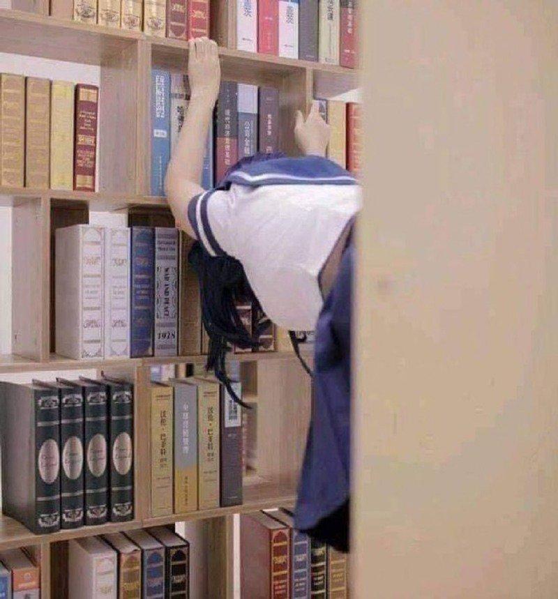 도서관에서 어딘가 아픈듯한 여자.jpg