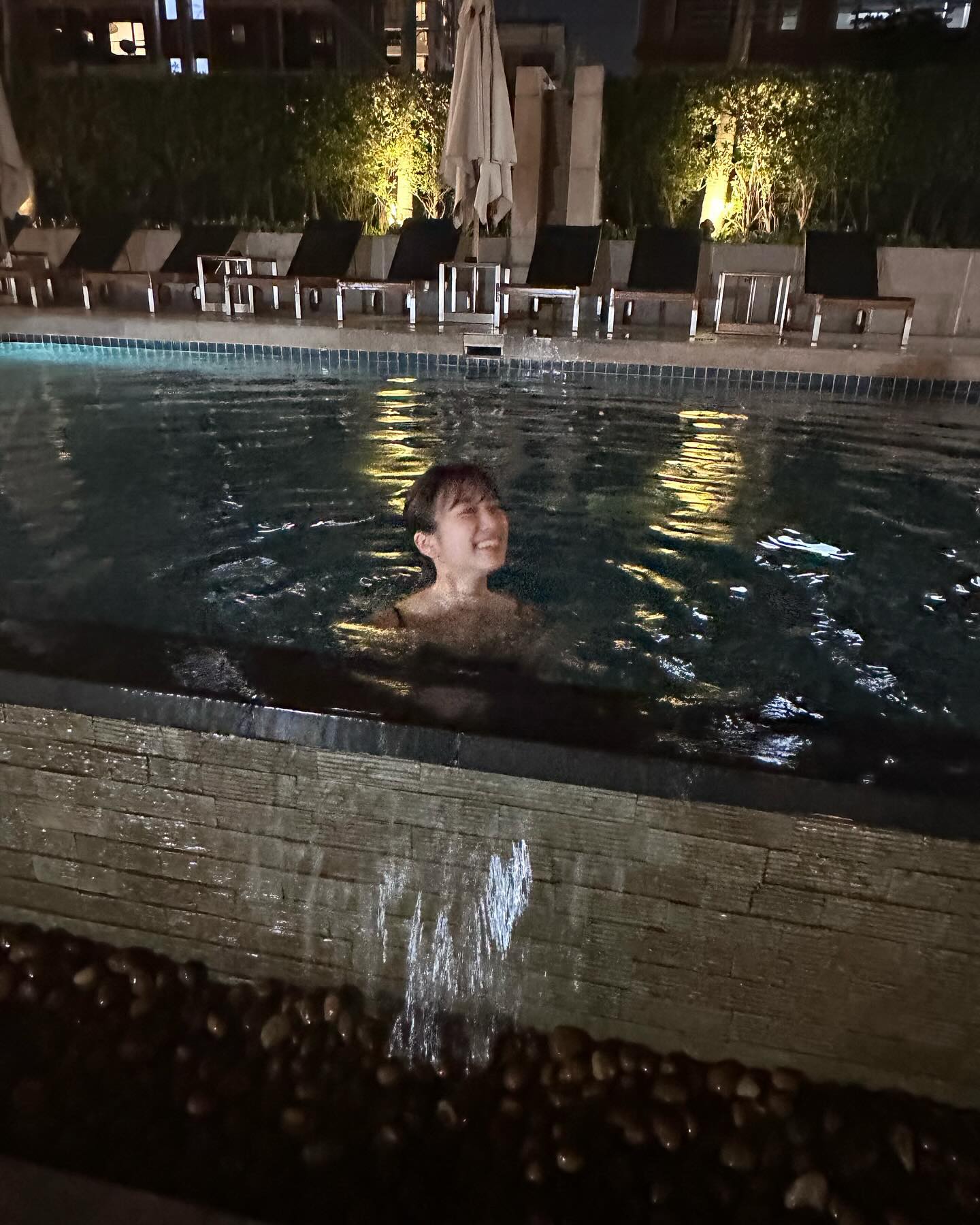 [아이즈원] 호텔 수영장에서 수영복 입은 나코 - 은비,채연 댓글