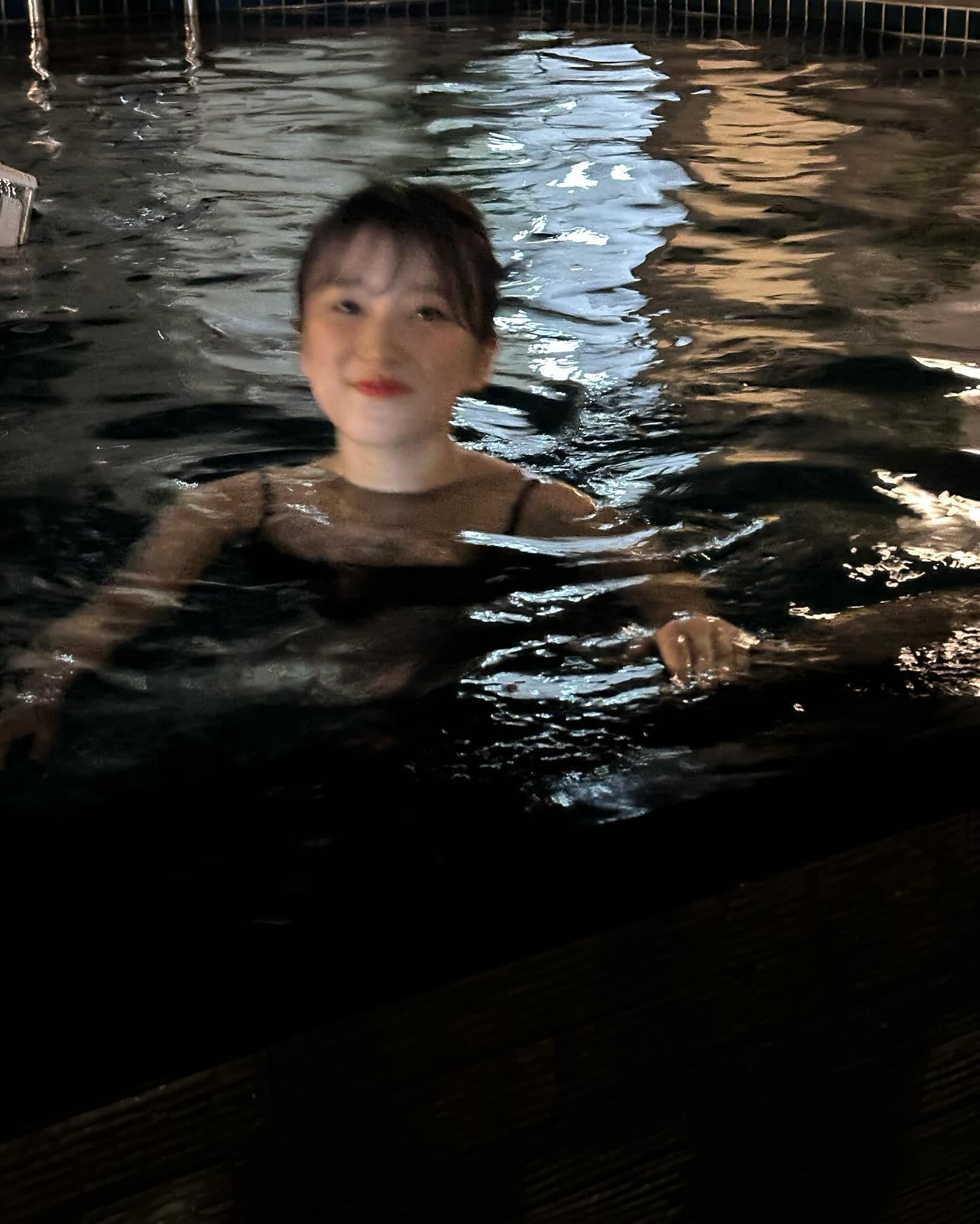 IZ*ONEホテルのプールで水着を着た奈子 - ウンビチェヨンのコメント