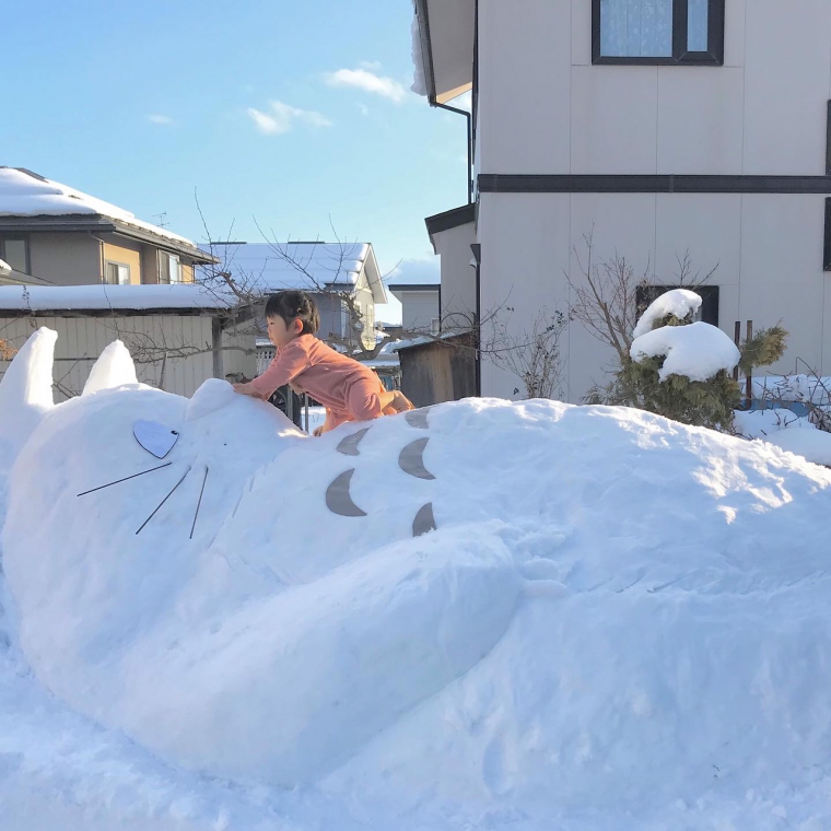 雪で作ったトトロ