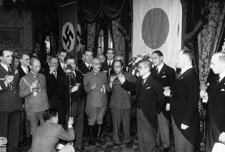 히틀러는 이미 일본에 핵이 떨어질것을 알고 있었다.