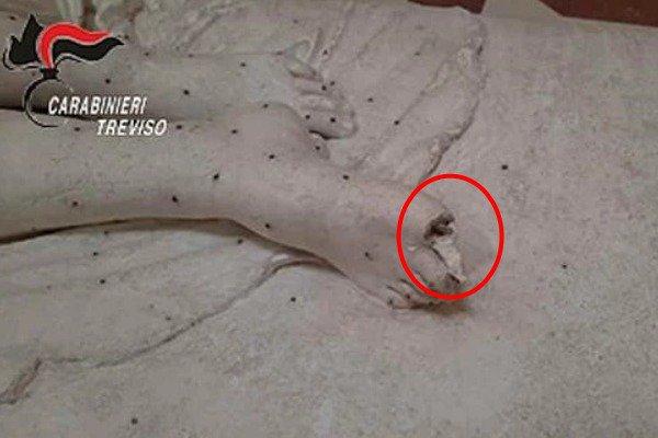 셀카 찍다 200년된 조각상 파손한 남자의 최후