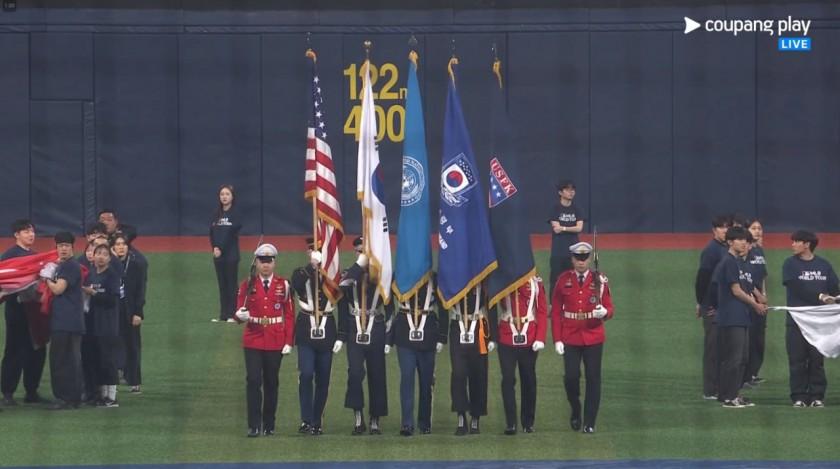 MLB 서울 개막전에 등장한 5개의 깃발