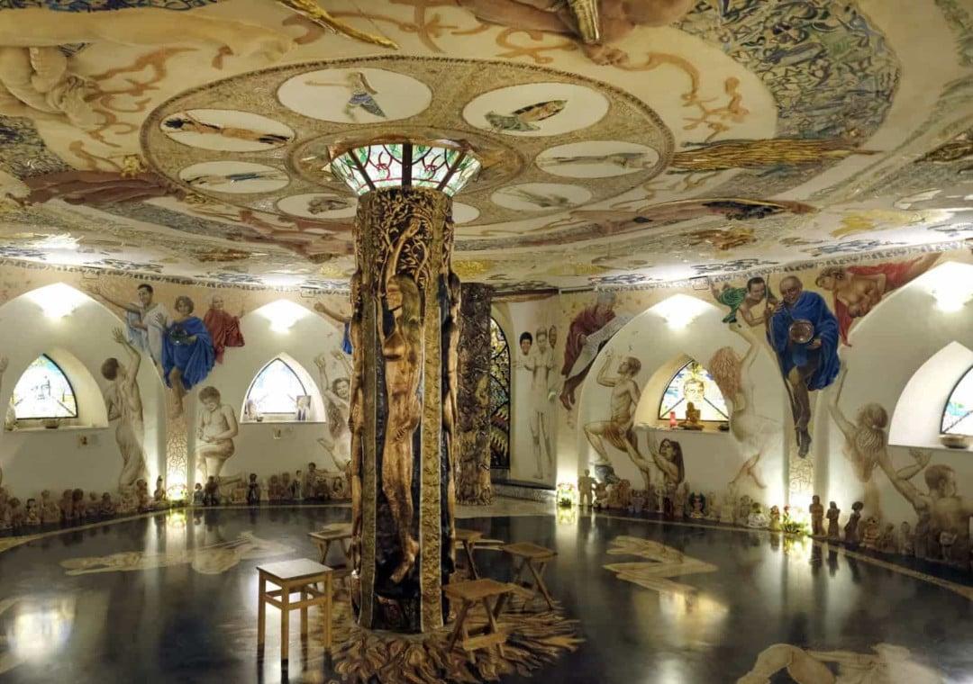 너무 아름다워서 철거하지 못했다는 이탈리아 사이비 교회