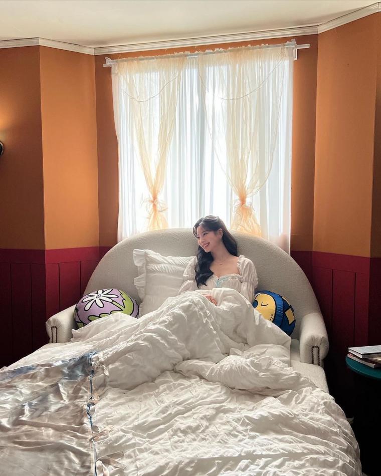 침대 위 러블리한 공주님 잠옷 트와이스 다현 바스트