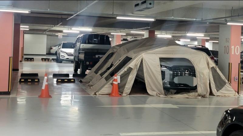아파트 지하주차장에 텐트를 쳤습니다