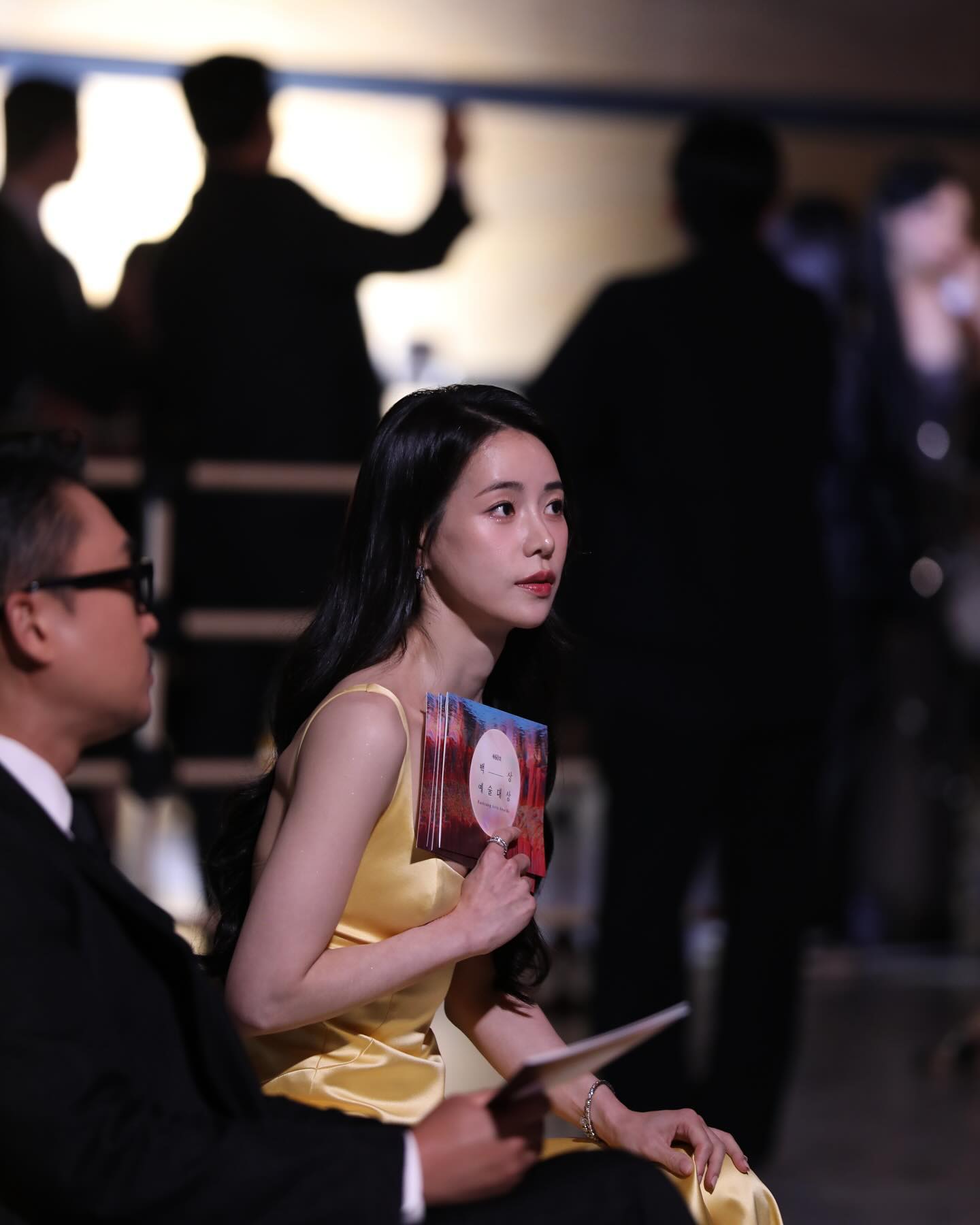 황금빛 끈드레스 아찔한 가슴골 배우 임지연 - 2024 백상예술대상
